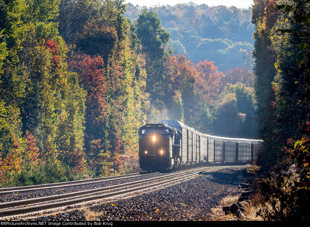 CSX 3437 leads westbound empty auto racks descending Washington Hill